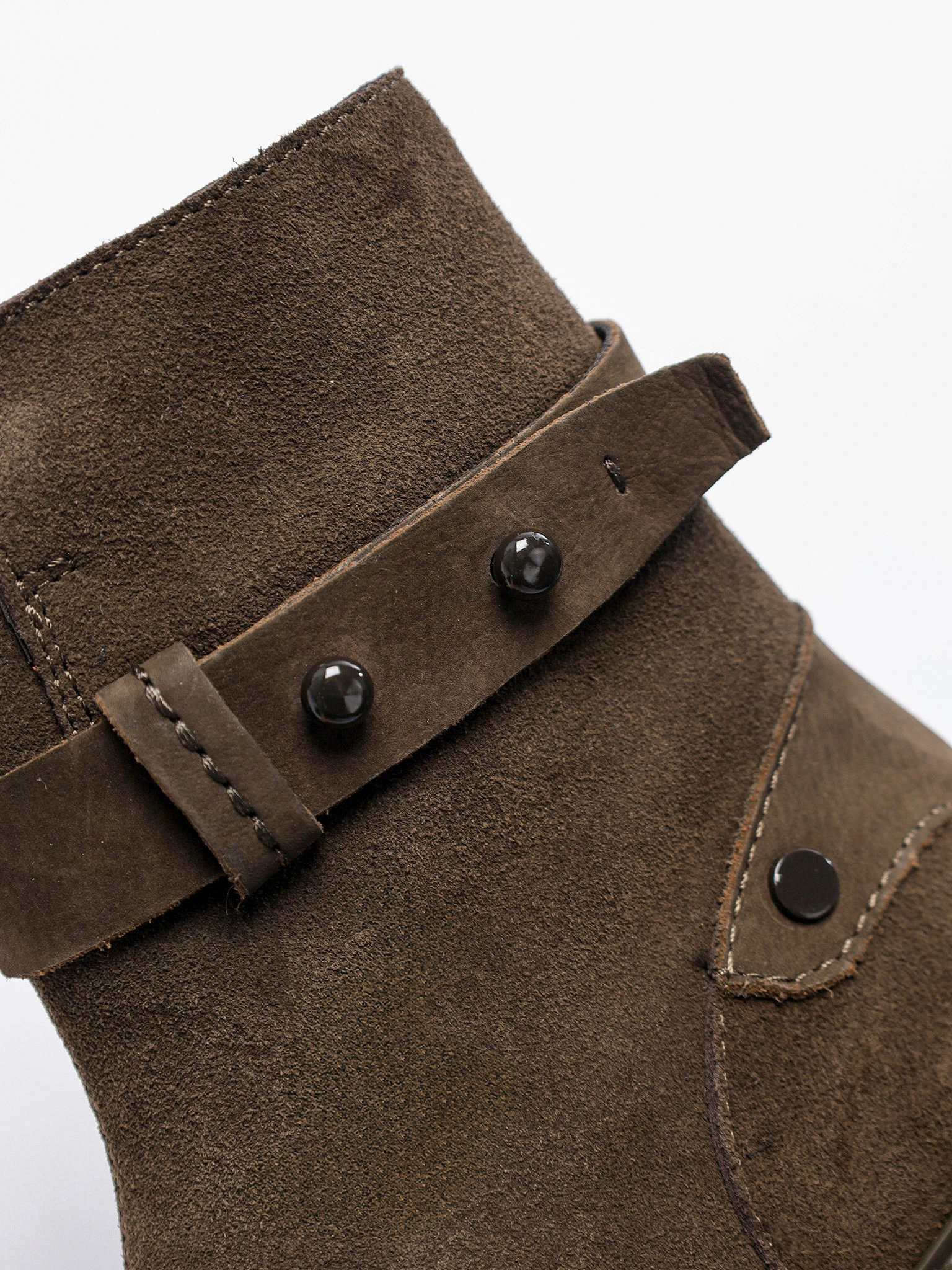 Ботинки оливкового цвета из натуральной замши на среднем каблуке